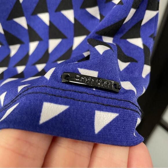 [s] Calvin Klein Black, White & Blue Geometric Patterned Sleeveless Blouse Tank - Picture 11 of 14